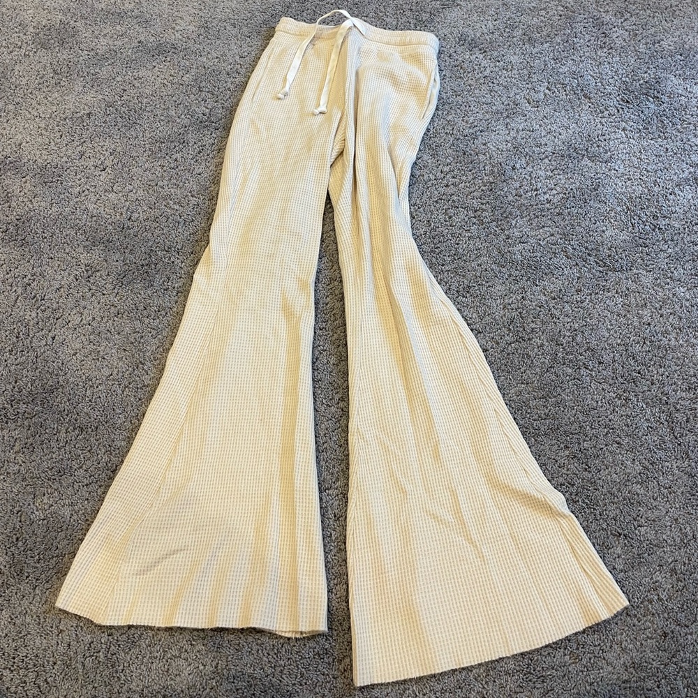 Aerie creme flarred sweatpants. Never worn. Size S.